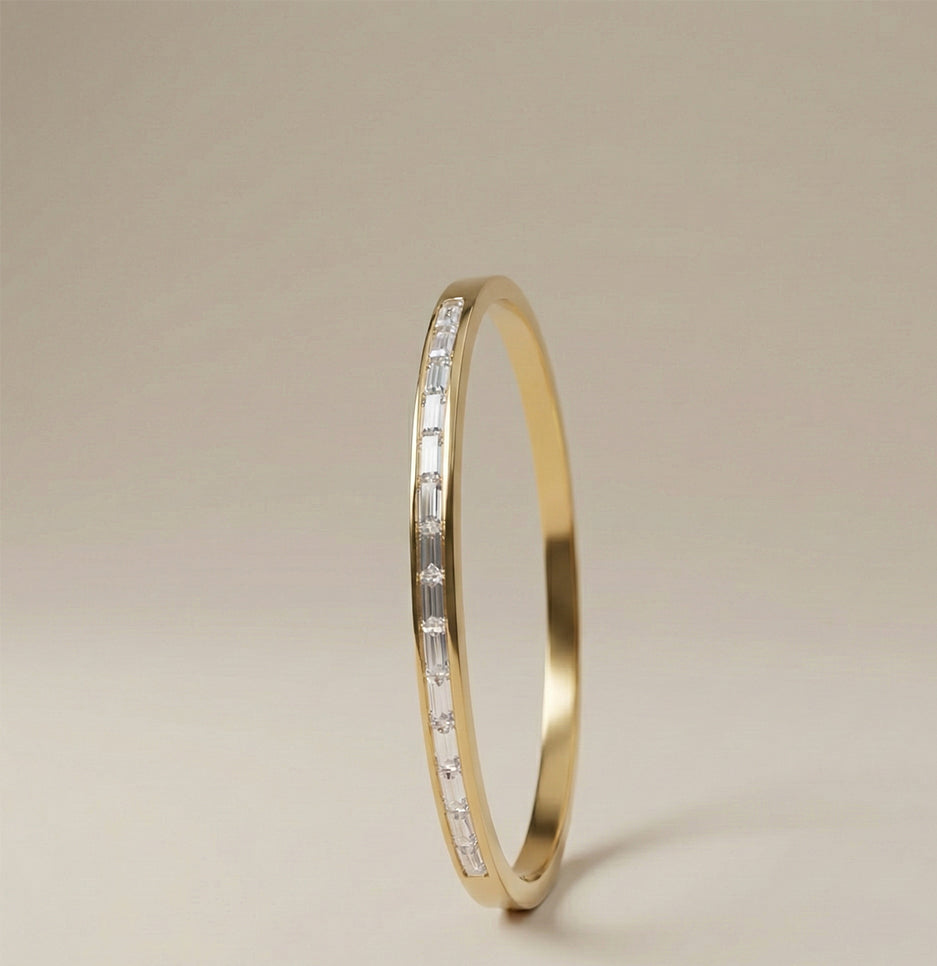 Anti tarnish gold plated stainless steel bracelet for women with minimal crystal design,front lay product image