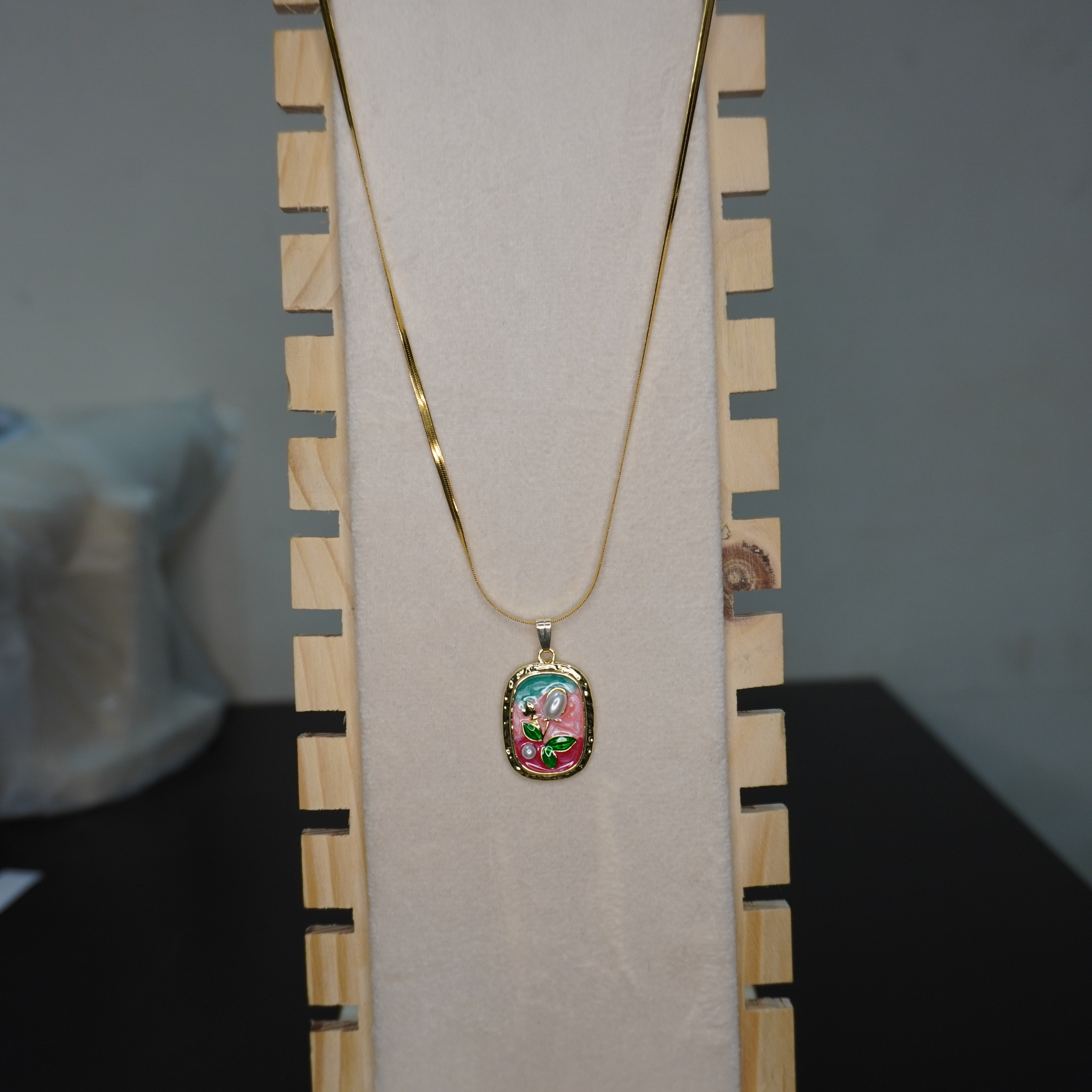 vintage-style-rose-pendant-pearl-accents-display